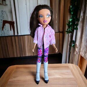 2001 MGA BRATZ Yasmin Doll with Clothes and Boots